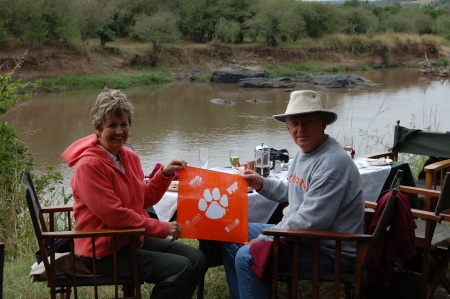 Lunchtime along the Mara river.