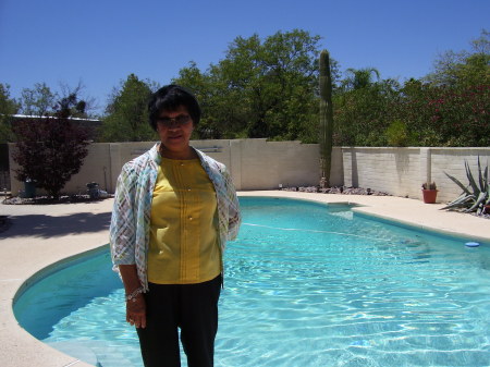 2006 Tucson - mom in my backyard