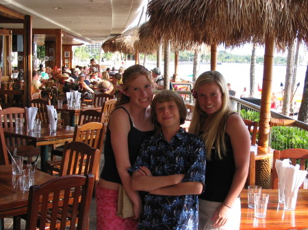 Allison, Daniel, Audrey at Duke's Waikiki