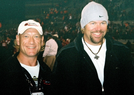 dave and toby keith sharing a laugh again...
