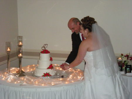 Bob & Sherri cutting the wedding cake