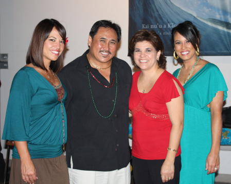 With singers Maila Gibson and sister Kanoelani