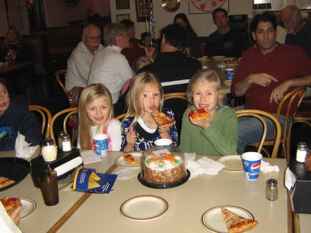 Three pizza lovin' girls
