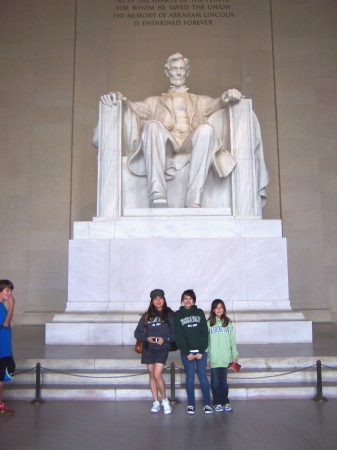 Magie, Rhiannon, & Rae inside Lincoln Memorial