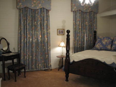 Hillcrest Manor B&B - Honeymoon Cottage Bdrm