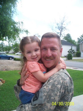 Sarah & daddy-home on leave from Iraq-May 2009