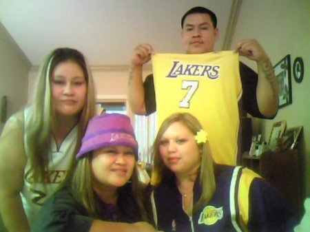 us gettin ready 4 da Lakers game!!!!