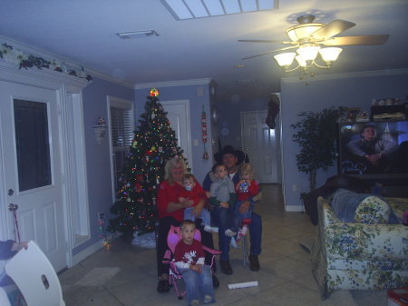 doyle with mom and grandkids