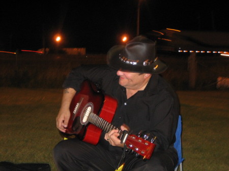 Hondo playing guitar in Toledo