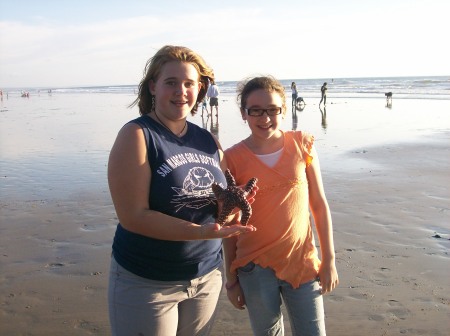 Madeline and her cousin Katie found a starfish