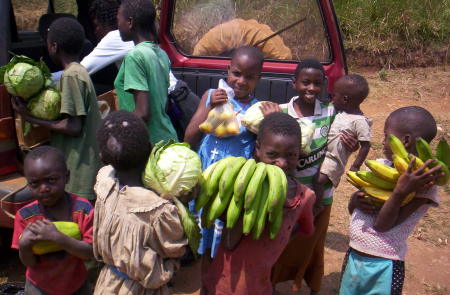 orphans receiving food