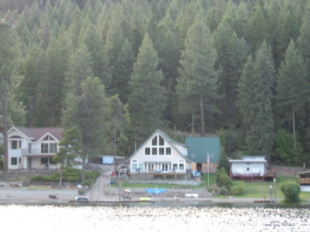 Some nice houses on the lake.