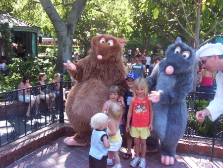 Grandkids in Disneyland 08