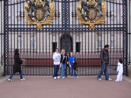 Kristie & the kids at Buckingham Palace