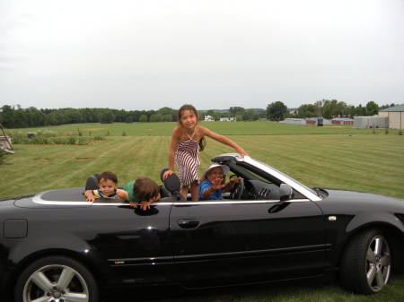 Mo'opuna's cruising in Tutu's car