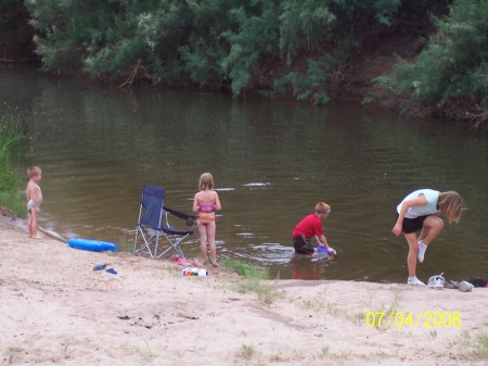 4 grandkids playing at Chevlon 2008