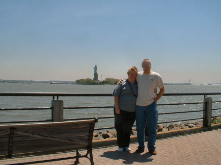 kathy & harry with statue of liberty