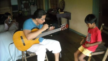 Ernesto gives Sam a music lesson