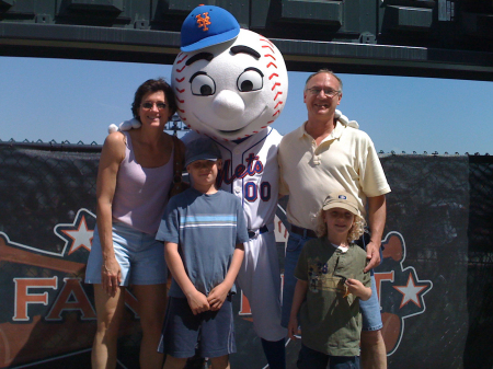 Mets Game Family Photo May 2009