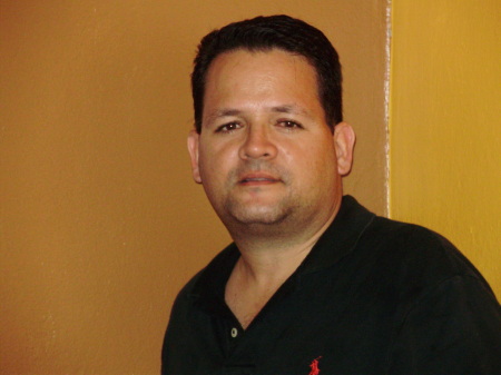 Jorge L. Arroyo graduado en el 2004