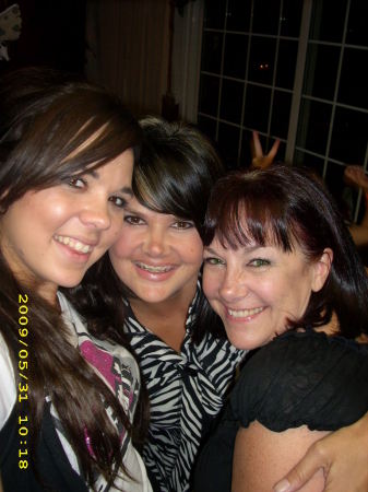 Me, my sis (DAL '90) and my neice - CHS '09