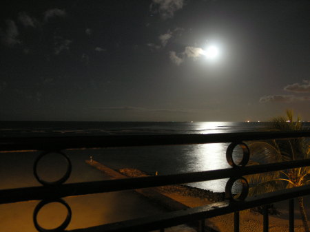 moonlight on wikki beach!  3am