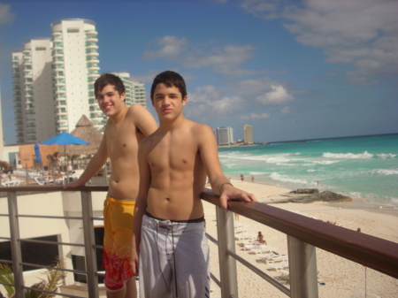 Oldest 2 of 4 boys Cancun Xmas 08
