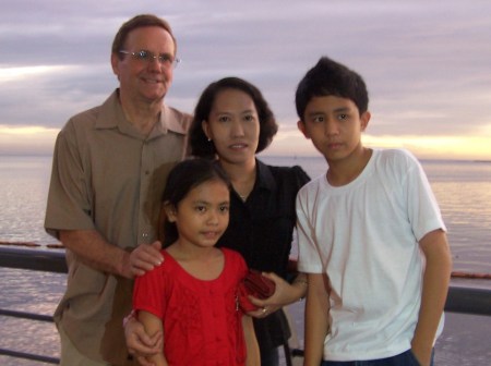 FAMILY AT MANILA BAY