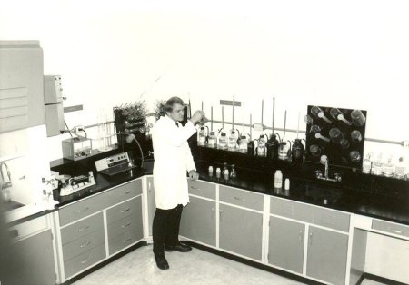 Gary Fineske wking as a chemist in TX 1989