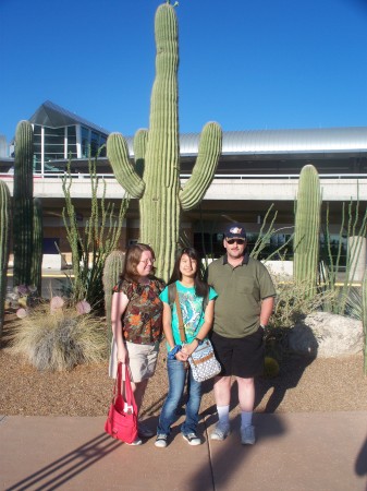Lesley and Cord with Pun in Tucson at airport