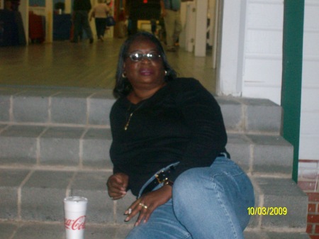 MS.WEEZIE,JUST CHILLIN AT THE 2009 FAIR.