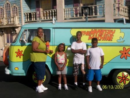 BEE,TRE PRE AND MYSELF AT SIX FLAG