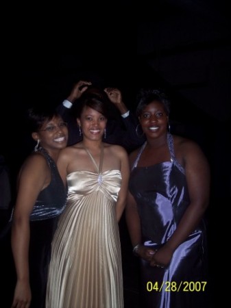 Teyonia and friends at senior prom