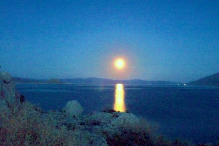 Moon rise at Pyramid Lake Nv.