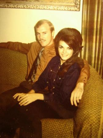 STEVE ADN LORETTA ON COUCH 1969