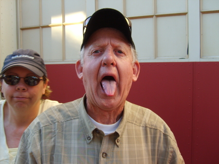 Dad show sum tongue