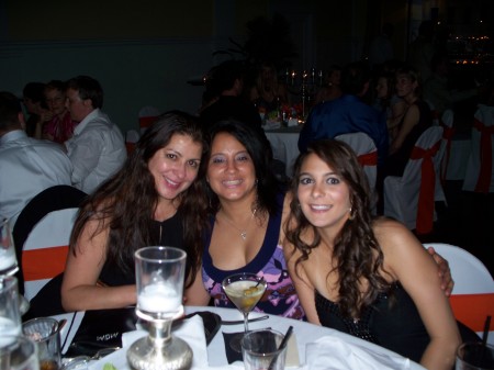 Me, Sister & Niece at Wedding in May 09