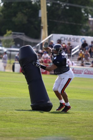 #54 Brian Urlacher going thru a drill