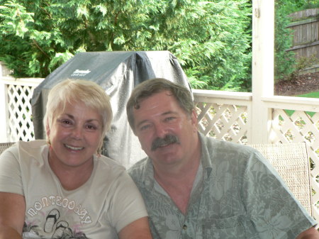 6/08 - Ron & Patty on the patio chillin'