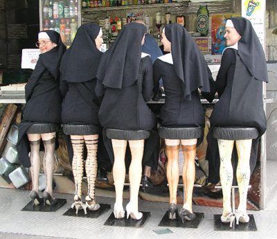 funny_pictures_Nuns_at_the_Bar