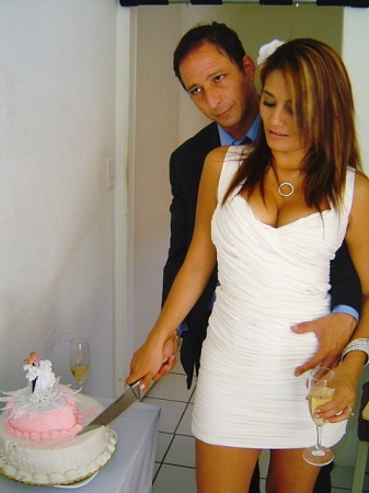 CUTTING WEDDING CAKE