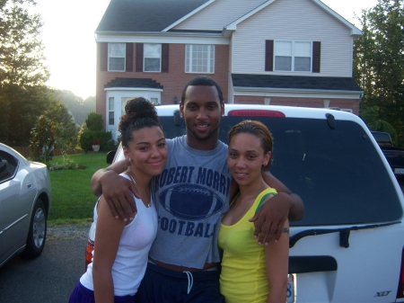 Taimiah (yellow shirt), Jarvis (middle), Keana