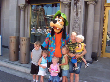 Grandkids in Disneyland 08