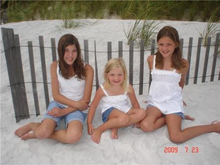 SISTERS ON THE BEACH