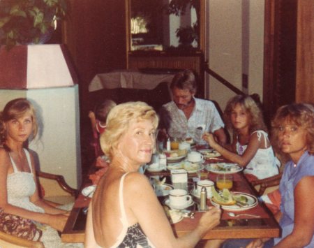 Mother takes the family to Maui 1978