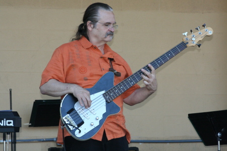 Eddy longhair playin' da bass