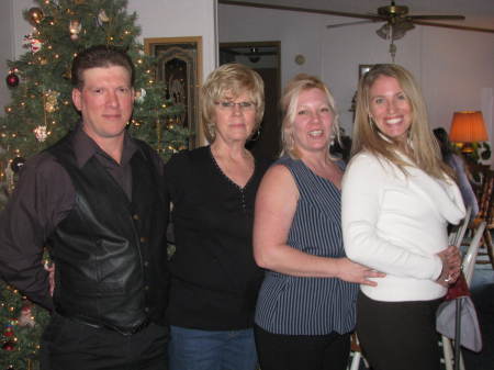 Brother, mom, sister & me - Thanksgiving '08