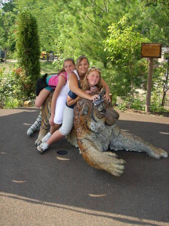 girls at the columbus zoo