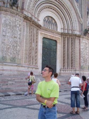 michael admiring the duomo in orvieto