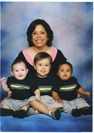 Maritza Sostre con sus nietos